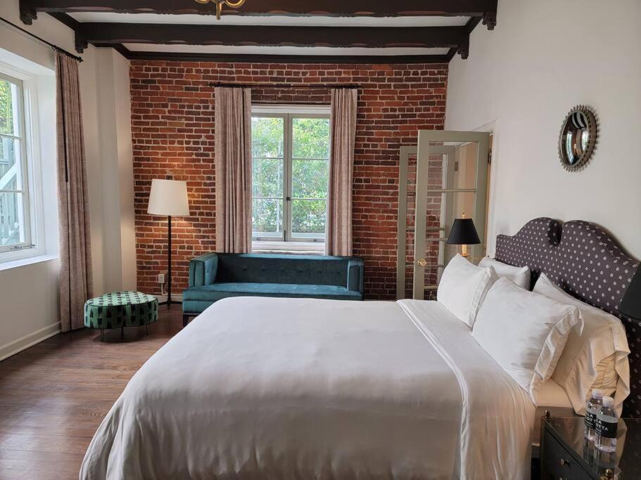 Apartment Cozy With Franklin Village View - 30 Day Minimum