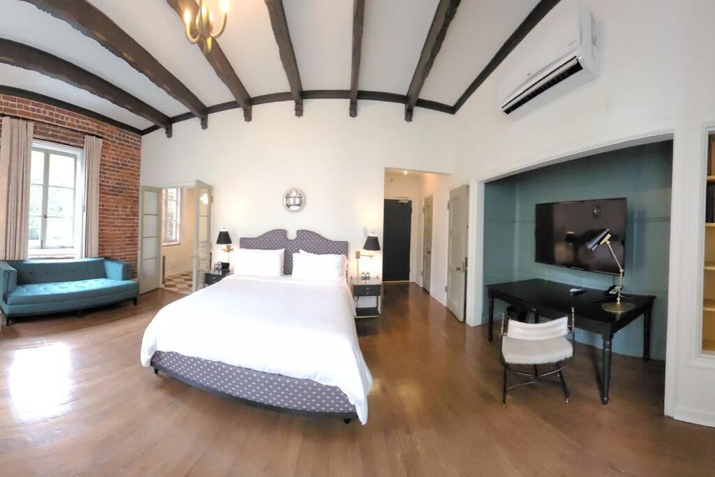 Cozy With Franklin Village View - 30 Day Minimum Apartment *