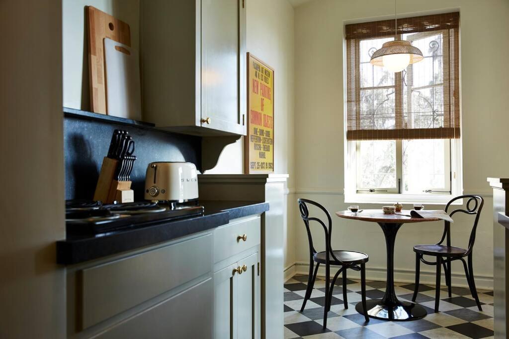 Cozy With Franklin Village View - 30 Day Minimum Apartment Los Angeles